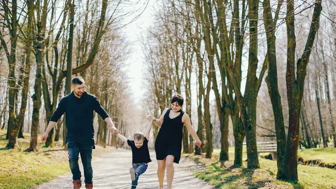 Orangtua dan Anak Berjalan Bergandengan