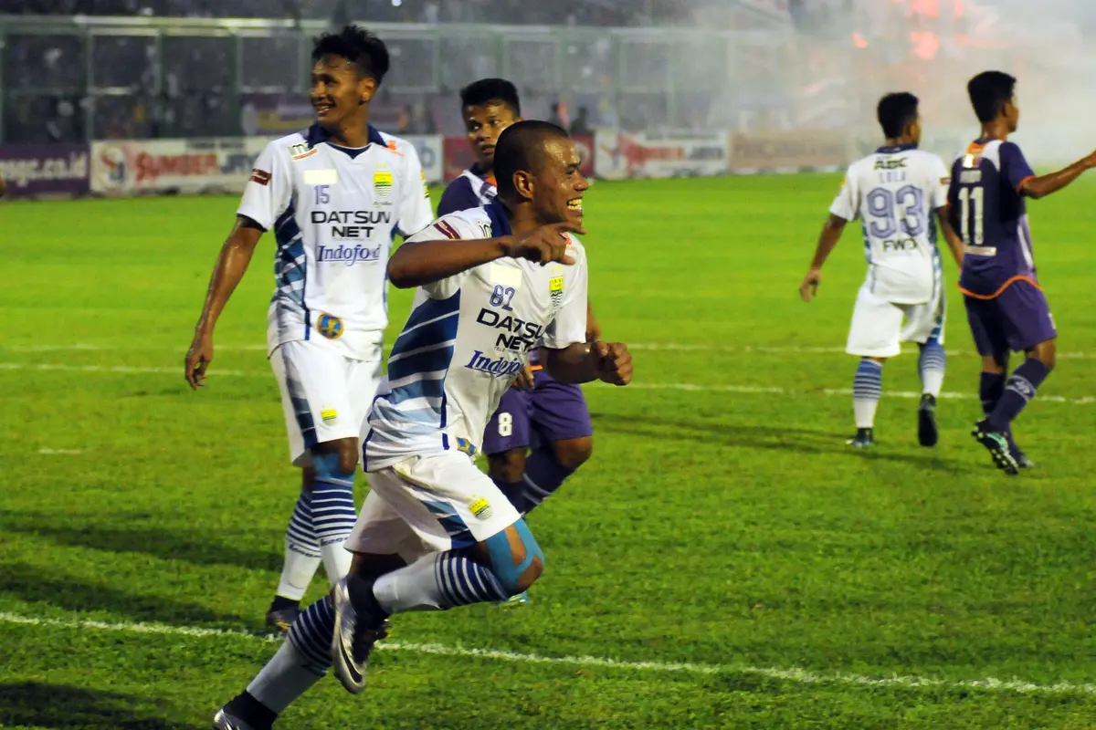 Penyerang Persib, Tantan berlari merayakan golnya ke gawang PSGC saat laga persahabatan  segitiga di Stadion Galuh Ciamis, Minggu (10/4/2016). Laga ini dimenangkan Persib 5-1.  (Liputan6.com/Helmi Fithriansyah)