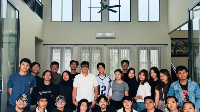 Andre Taulany Rapat Kerja Bersama Kru Taulany TV di Puncak Bogor (credit: https://www.instagram.com/andreastaulany/).