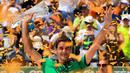 Petenis Swiss, Roger Federer mengangkat tropi usai memenangkan pertandingan pada final Miami Terbuka di Crandon Park, Florida (2/4). Federer menundukkan rival lamanya, Rafael Nadal dua set langsung 6-3, 6-4. (Rob Foldy / Getty Images / AFP)