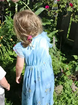 Berkebun sejak dini membantu anak mengasah kreativitas, melatih tanggung jawab, sekaligus menumbuhkan kepedulian terhadap alam. (Foto: KF/Unsplash)