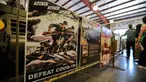 Sebuah poster Perang Dunia II yang diadaptasi untuk perjuangan melawan COVID-19 dipamerkan di Museum of American Armor di Plainview, New York, 15 Agustus 2020. Pameran poster Perang Dunia II yang kini diadaptasi itu untuk mengingatkan pengunjung agar waspada terhadap COVID-19. (Xinhua/Wang Ying)