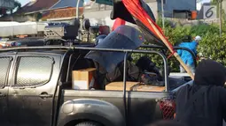 Seorang polisi berlindung di balik tameng saat kendaraan yang dinaiki diserang massa pelajar dalam unjuk rasa di sekitar kawasan DPR RI, Jakarta, Senin (30/9/2019). Sempat terjadi kericuhan akibat peristiwa tersebut hingga menyebabkan jalan tol ditutup. (Liputan6.com/Immanuel Antonius)