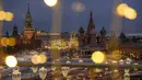 Menara Spasskaya, Red Square, pusat perbelanjaan GUM, dan Katedral St. Basil didekorasi untuk menyambut Tahun Baru dan perayaan Natal terlihat melalui jendela Hotel Baltschug Kempinski Moscow di Moskow, Rusia, pada Selasa, 26 Desember 2023. (AP Photo/Alexander Zemlianichenko)