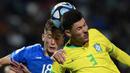 Bek Timnas Brasil U-20, Jean Pedroso (kanan) berduel udara dengan striker Timnas Italia U-20, Francesco Esposito pada laga Grup D Piala Dunia U-20 2023 di Malvinas Argentinas Stadium, Mendoza, Argentina, Minggu (21/5/2023). (AP Photo/Natacha Pisarenko)