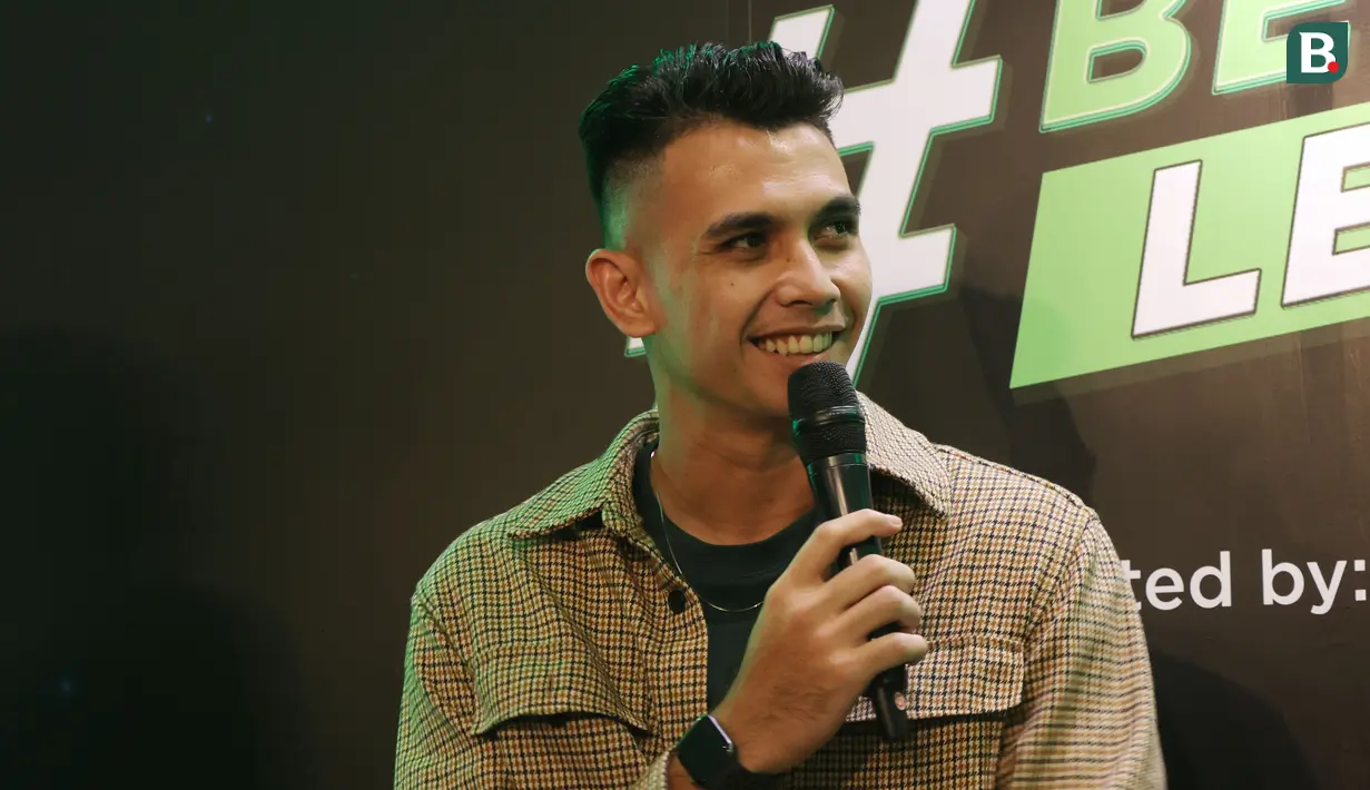 Pesepak bola, Nadeo Argawinata, memberikan keterangan saat menghadiri konferensi pers kampanye terbaru Garnier Men #BeraniLebih di Jakarta, Rabu, (14/6/2023). Dalam kampanye terbaru tersebut, Garnier Men mendukung para pria untuk menjadi versi terbaik diri mereka. (Bola.com/M Iqbal Ichsan)