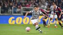 Pemain Juventus Paul Dybala mencetak gol dari titik putih ke gawang Bologna Fc dalam lanjutan Liga Italia Seri A di Juventus Stadium, Turin, Minggu (04/10/2015).Juventus menang 3-1. (EPA/Di Marco)