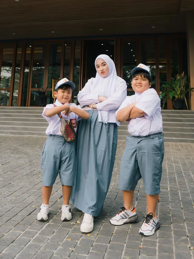 7 Potret Ririe Fairus Pakai Seragam SMA Bersama Buah Hati Ini Tuai Sorotan