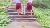 Viral Murid SD Nias Selatan Angkut Tumpukan Ompreng MBG Lewati Jalan Curam