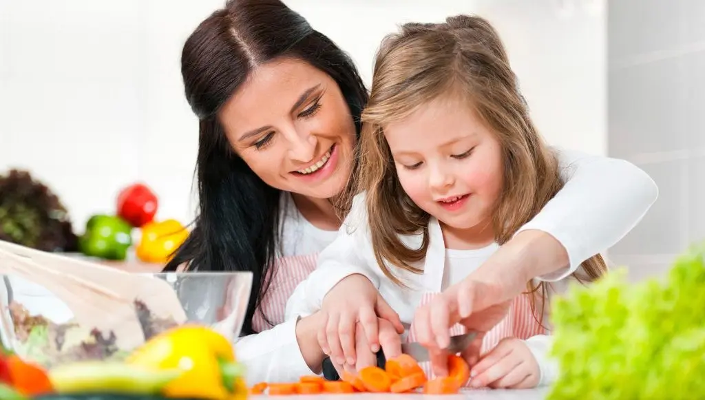 Ilustrasi memasak bareng mama. (via: portail.capsana.ca)