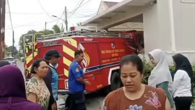 Heboh mobil Damkar memasok air bersih ke rumah yang diduga milik pejabat saat warga Medan mengalami krisis air. (Dok. Istimewa)