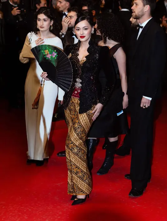 Sementara itu, Jolene Marie tampil memukau dalam debut perdananya di red carpet Cannes saat menghadiri world premiere film Gentle Monster. Ia memilih kebaya karya Intan Avantie bertema “KUSUMA WIJAYA” sebagai representasi budaya Indonesia di panggung internasional.