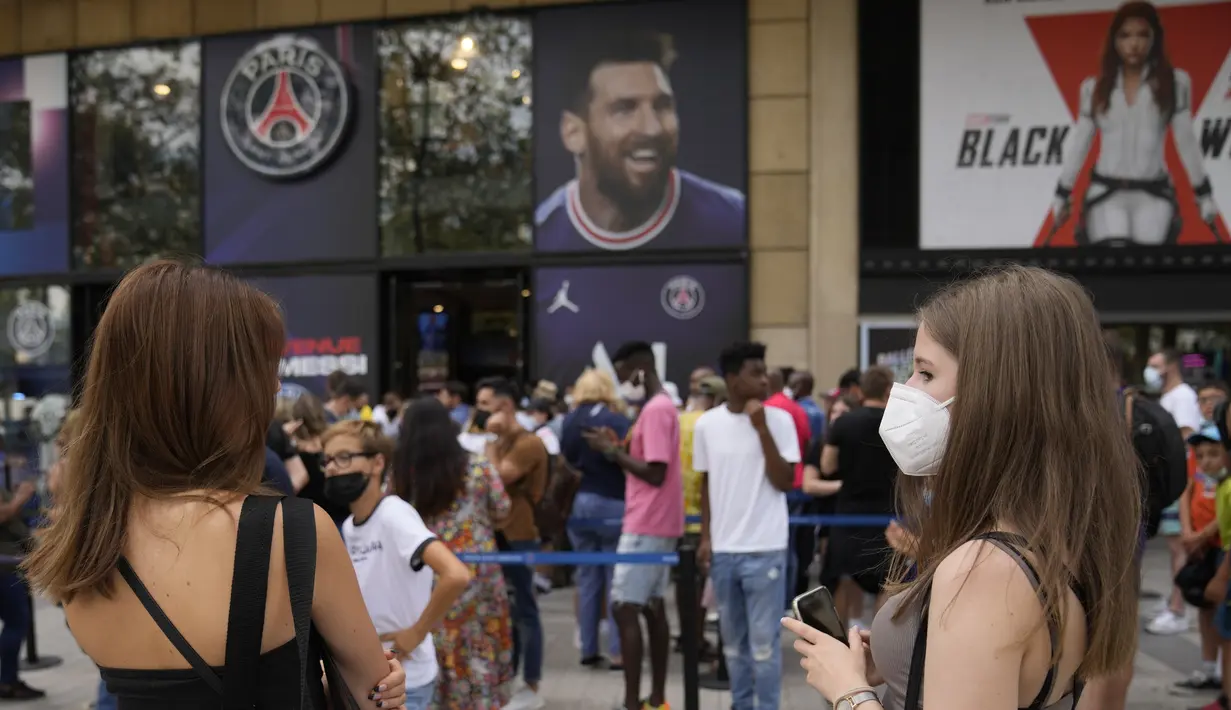 Orang-orang mengantre di toko resmi PSG untuk membeli jersey bertuliskan nama Lionel Messi di stadion Parc des Princes di Paris, Rabu (11/8/2021). Penjualan jersey PSG dengan nama Messi dan nomor punggung 30 laris manis, bahkan fans rela antre panjang. (AP Photo/Francois Mori)
