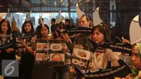 Sejumlah aktivis Greenpeace Indonesia menggelar kampanye selamatkan hiu (savesharks) di salah satu rumah makan, Jakarta, Minggu (12/7/2015). Aksi tersebut sebagai upaya menyelamatkan hiu dari kepunahan. (Liputan6.com/Faizal Fanani)