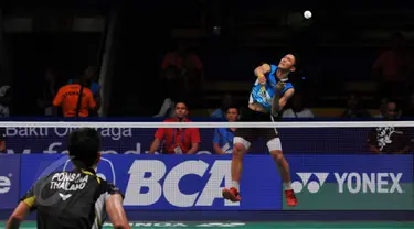 Pebulutangkis tunggal putra Indonesia, Jonatan Christie mengembalikan kok ke arah pebulutangkis Boonsak Ponsana di turnamen BCA Indonesia Open Superseries Premier 2015 di Gelora Bung Karno, Jakarta, Selasa (2/6/2015). (Liputan6.com/Andrian M Tunay)