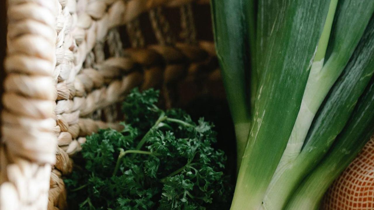 Lebih Sehat Konsumsi Daun Bawang Mentah atau yang Sudah Dimasak?