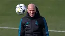 Ekspresi pelatih Real Madrid, Zinedine Zidane saat sesi latihan di Madrid, Spanyol, Selasa (13/2). Real Madrid akan menghadapi Paris Saint Germain (PSG) pada leg pertama 16 besar Liga Champions di Santiago Bernabeu. (AP Photo/Paul White)