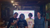 Band Dongker dan Jason Ranti dalam acara presscon album terbaru, I Don&rsquo;t Know and I Dongker di Kopikina Kemang, Jakarta pada Jumat (15/08/2025). (Foto:&nbsp;Liputan6/Hosana Solagracia Sifra)