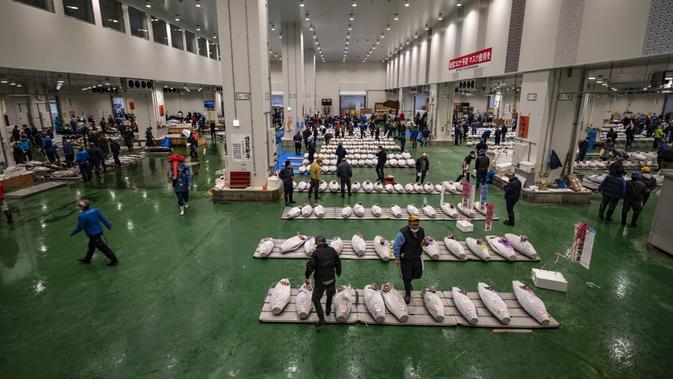 Suasana lelang tuna di Pasar Toyosu, Tokyo, Jepang, 5 Januari 2021. Tuna termahal tahun ini diperoleh oleh tengkulak terkenal bernama Yukitaka Yamaguchi. (Philip FONG/AFP)