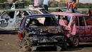 Pengemudi berkompetisi saling menghancurkan mobil 'Demolition Derby' wanita pertama di Ta 'Qali, Malta pada 10 Maret 2019. Pemenang ajang tersebut adalah mereka yang sanggup bertahan hingga permainan usai. (REUTERS/Darrin Zammit Lupi)