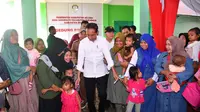 Presiden Joko Widodo (Jokowi) meninjau kegiatan upaya penurunan stunting yang dilakukan di Posyandu Sarimulyo, Kabupaten Seluma, Provinsi Bengkulu, Jumat (21/7) (Biro Pers Sekretariat Presiden)