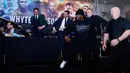 Suasana ricuh jelang pertarungan Dillian Whyte & Dereck Chisora di Radisson Hotel, Manchester, Inggris, Rabu (7/12). Konferensi pers berujung ricuh karena Dereck Chisora melempar meja. (Reuters / Jason Cairnduff)