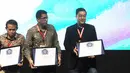 Vice President Marketing KLY Edwin Kartawinata (kanan) usai menerima penghargaan untuk Liputan6.com title silver kategori News Website pada acara The Fourth WOW Brands Festive Days 2019 di Jakarta, Kamis (14/9). (Liputan6.com/Herman Zakharia)