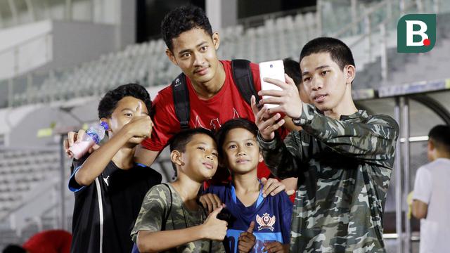 Foto: Momen Penggawa Timnas Indonesia U-19 Diserbu Fans Cilik, Ronaldo Kwateh Sang Idola Baru