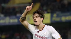 Penyerang AS Roma, Nicolo Zaniolo berselebrasi usai mencetak gol ke gawang Verona pada pertandingan lanjutan Liga Serie A Italia di stadion Marcantonio Bentegodi, di Verona, Italia, Senin 31 Oktober 2022. AS Roma menang atas Verona 3-1. (Paola Garbuio/LaPresse via AP)
