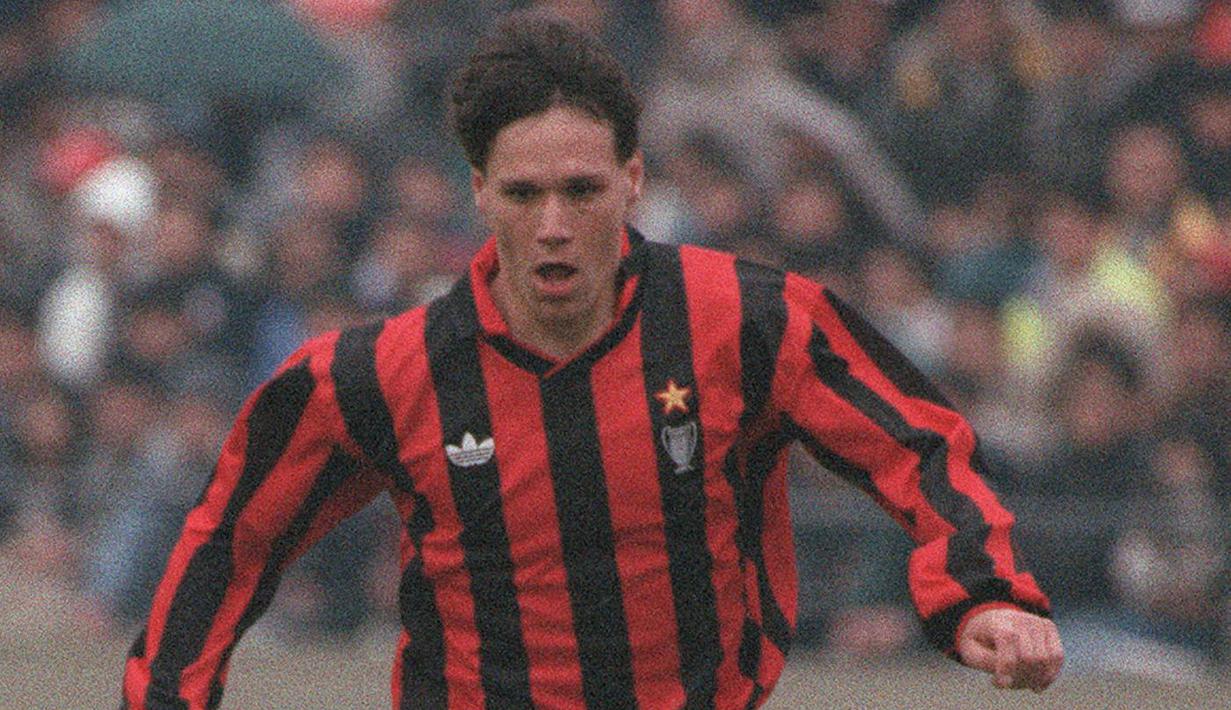 1. Marco Van Basten (AC Milan), striker asal Belanda ini merupakan andalan Rossoneri pada tahun 1990-1995. Sayang mantan bomber Ajax ini cedera yang membuatnya pensiun dini. (AFP/Toshifumi Kitamura)