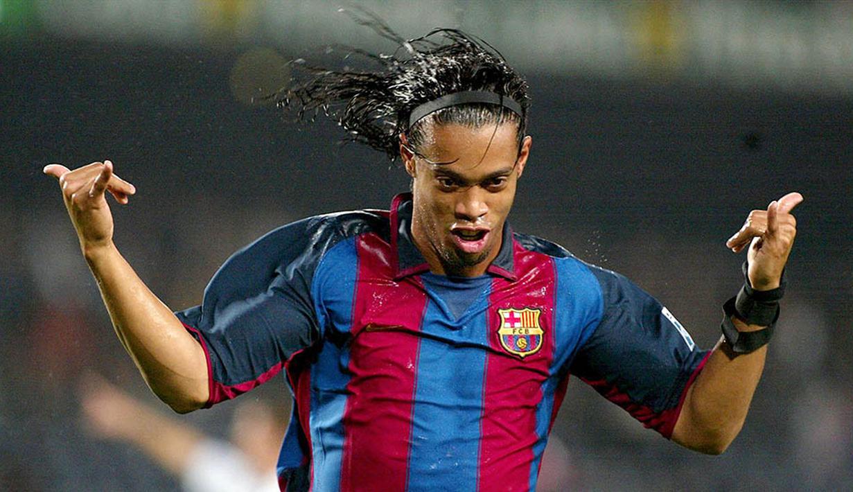 Ronaldinho meraih puncak kejayaannya saat memperkuat Barcelona, bersama tim asal Katalunya itu dirinya berhasil mencetak 70 gol dari 145 penampilan di La Liga Spanyol. (AFP/Cesar Rangel)
