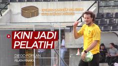 Berita video latihan perdana mantan striker Manchester United, Diego Forlan sebagai pelatih klub Uruguay, Penarol.