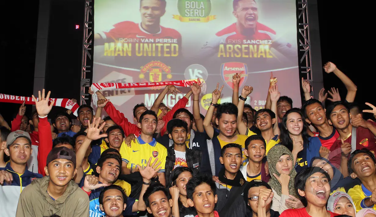 Sejumlah supporter Arsenal berfoto bersama saat nonton bola seru Manchester United vs Arsenal di Karawang Central Plaza, Minggu (17/5/2015). Laga antara Manchester United dan Arsenal berakhir imbang. (Liputan6.com/Helmi Afandi)