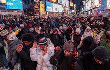 FOTO: Indahnya Kebersamaan Muslim New York Laksanakan Salat Tarawih Ramadan di Times Square