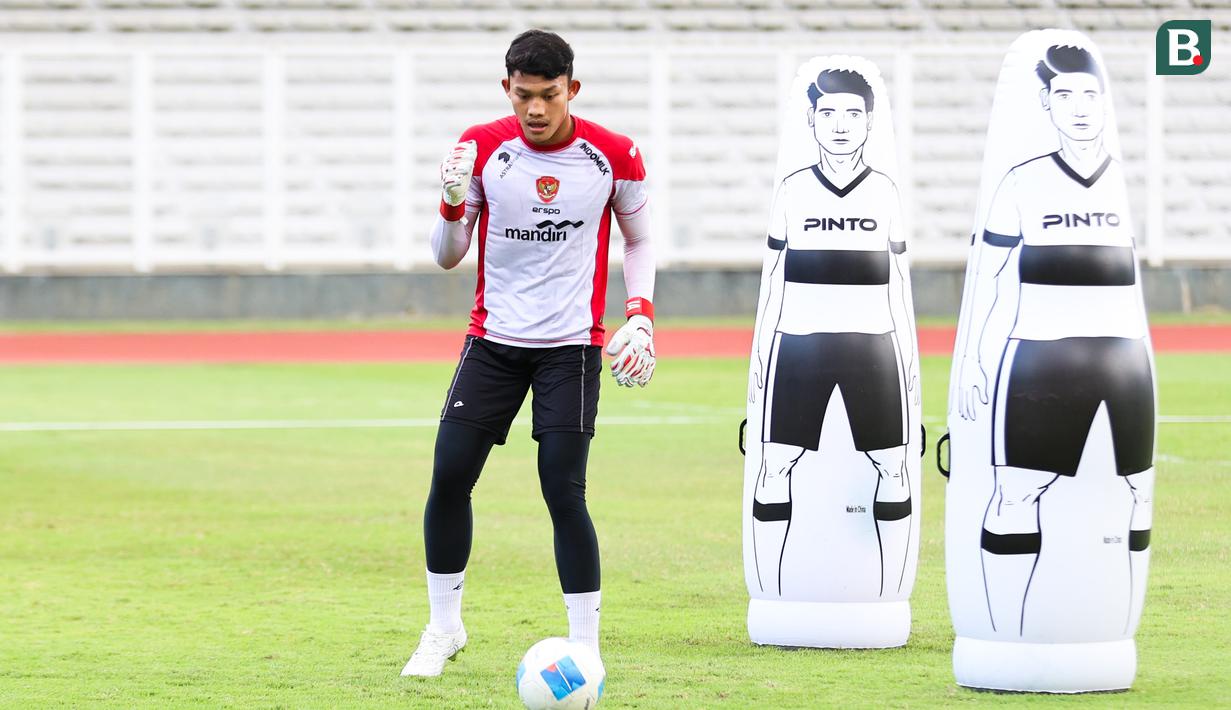 Ikram Algiffari saat  latihan bersama Timnas Indonesia U-20 di Stadion Madya, Gelora Bung Karno, Jakarta, Rabu (5/2/2025). (Bola.com/Abdul Aziz)