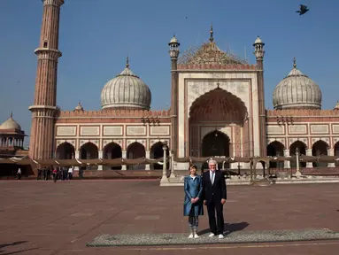 Presiden Jerman Dr. Frank Walter Steinmeier dan istrinya Elke Buedenbender berpose selama kunjungannya ke Masjid Jama di New Delhi, India, (23/3). Steinmeier berkunjung ke India selama empat. (AP Photo/ Manish Swarup)