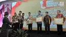 Menko Polhukam Wiranto menyerahkan piagam penghargaan Indeks Demokrasi Indonesia (IDI) 2017 kepada sejumlah pemimpin daerah di Jakarta, Kamis (13/12). Baru 4 provinsi yang nilai indeks demokrasinya berkategori baik di atas 80. (Merdeka.com/Iqbal Nugroho)