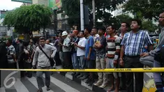 Ratusan warga memadati perempatan jalan Wahid Hasyim Jakarta atau disekitar lokasi tempat pengeboman, Kamis (14/1/2016). Beberapa ledakan dan suara senjata api terjadi di pusat ibukota Indonesia. (Liputan6.com/Helmi Fitriansyah)