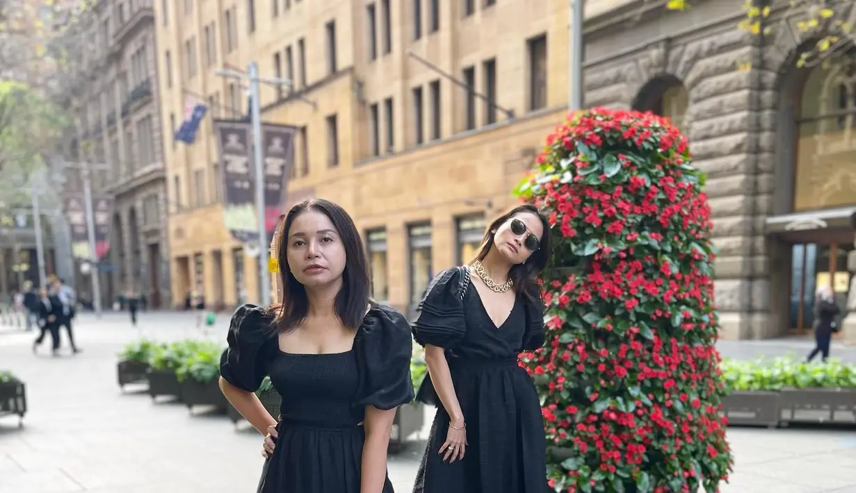 Acha Septriasa dan Rossa kompak berfoto di tengah perkotaan. "Twinning with this girl," kata Rossa. (Foto: Instagram/ itsrossa910)