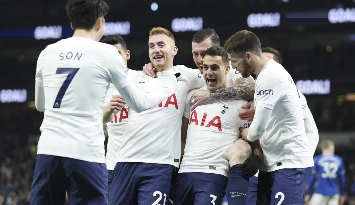 Tambahan tiga angka bikin Tottenham saat ini mengumpulkan 45 poin di urutan ke-7. Mereka hanya tertinggal tiga poin dari Arsenal di posisi keempat. (AP/Ian Walton)