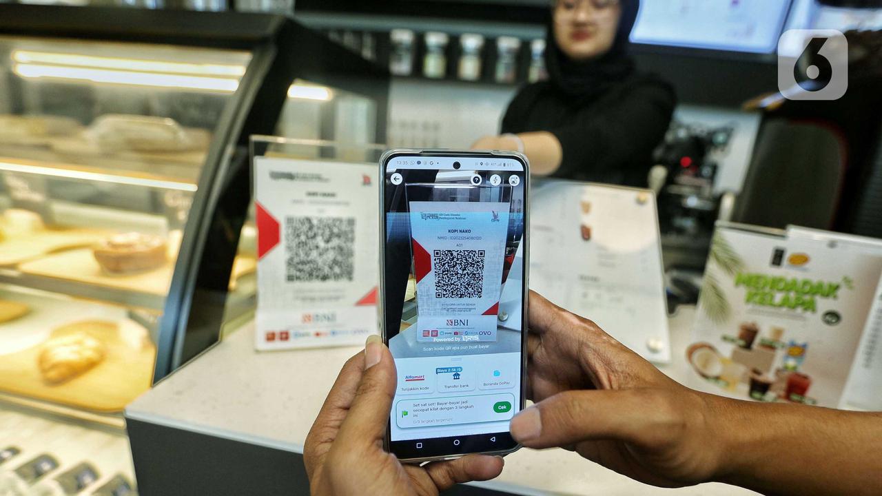 Warga Indonesia Aktif Transaksi Pakai Mobile Banking dan QRIS pada 2025