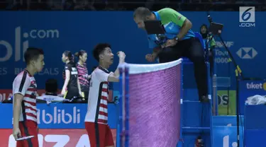 Ganda putra Indonesia, Kevin Sanjaya Sukomuljo/Marcus F Gideon melakukan protes ke wasit saat lawan Mads Conrad Petersen/Mads Pieter Kolding (Denmark)di 8 besar Indonesia Open 2018, Istora GBK, Jumat (6/7). (Liputan6.com/Helmi Fithriansyah)