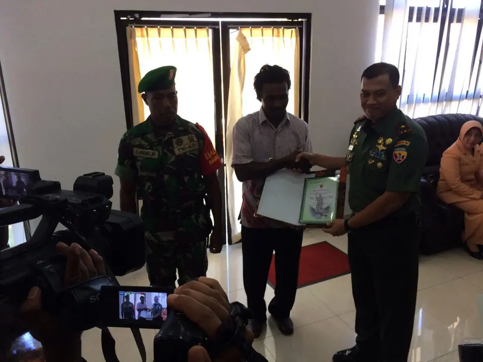 Danrem 161 memberi penghargaan kepada tim Basarnas Kupang dan tim Lantamal VII penyelamat empat anggota TNI yang hanyut di Laut Batek, NTT. (Liputan6.com/Ola Keda)