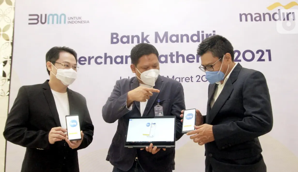 (ki-ka) Pakar Feng Shui Yulius Fang, SVP Transaction Retail Banking Sales Bank Mandiri Thomas Wahyudi dan Managing Partner Inventure Indonesia Yuswohady berbincang tentang aplikasi Livin by Mandiri di sela-sela merchant gathering di Jakarta, Rabu (17/3/2021). (Liputan6.com/Pool/PR)