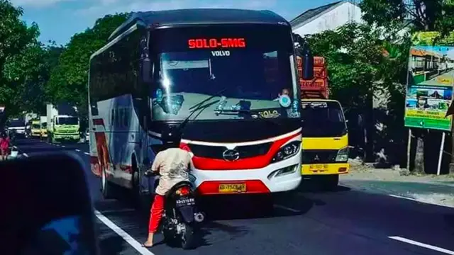 9 Momen Santai Emak-Emak Saat di Jalan, Lucu tapi Bikin Geregetan
