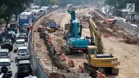 Sejumlah kendaraan melintas di area pembangunan underpass Kuningan-Mampang di Mampang Prapatan, Jakarta, Selasa (4/7). Pembangunan underpass Kuningan-Mampang kembali dikerjakan usai terhehti libur lebaran. (Liputan6.com/Yoppy Renato)