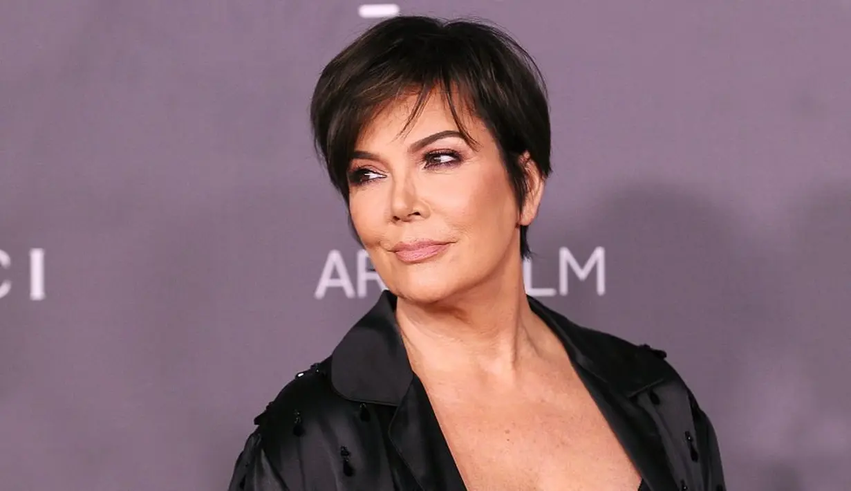 Kris Jenner merasa bangga karena Khloe Kardashian menjadi ibu yang baik untuk anaknya, True Thompson. (Us Weekly)