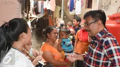 Cawagub DKI Jakarta Djarot Saiful Hidayat berbincang dengan warga saat melakukan blusukan ke pemukiman padat Kedoya, Jakarta Barat, Selasa (1/11). Djarot berniat menata kawasan padat itu menjadi kawasan layak huni. (Liputan6.com/Yoppy Renato)