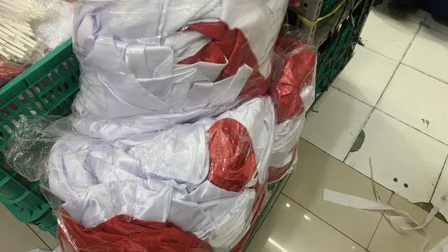 Tumpukan dagangan yang belum terjual.