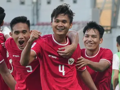 Pemain Timnas Indonesia U-23 merayakan gol yang dicetak oleh Komang Teguh ke gawang Australia pada laga Grup A Piala Asia U-23 2024 di Stadion Abdullah bin Khalifa, Doha, Kamis (18/4/2024). (Dok. PSSI)